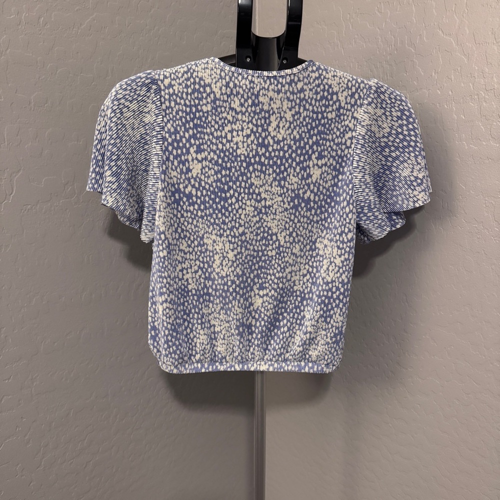 ASTR The Label Blue Floral Wrap Blouse Flutter Sleeve - S- EUC - Picture 3 of 7